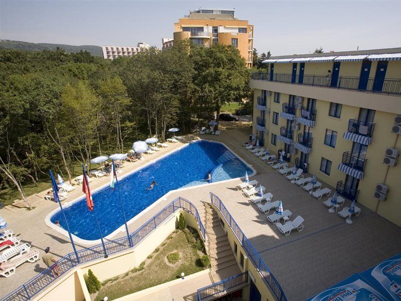 Blue Sky Hotel - & Parking Golden Sands Exterior photo
